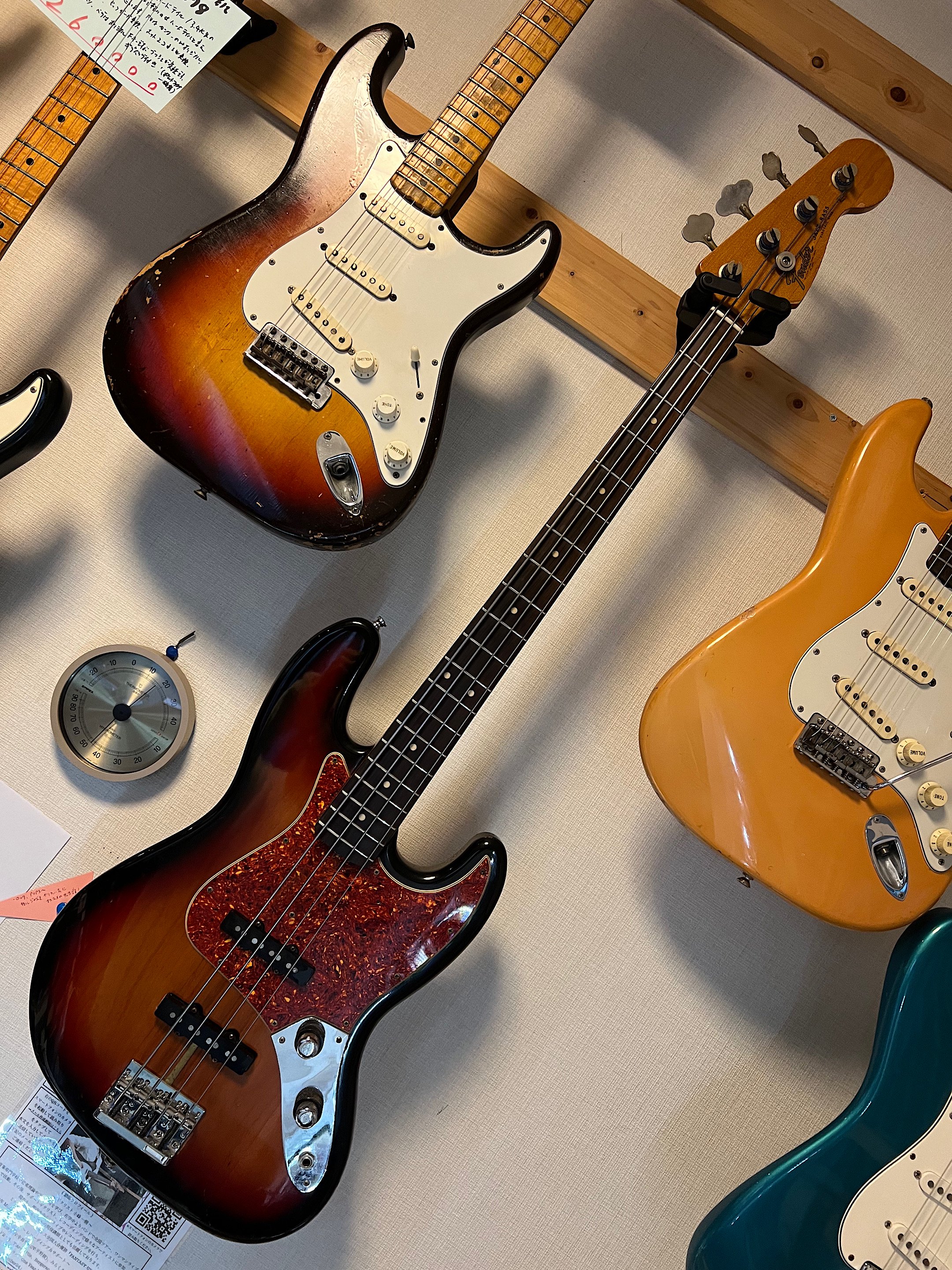 FENDER USA 62 VINTAGE JAZZ BASS 2KNOB ９０年製の６２ジャズベース／スタックノブ！背面ステッカー痕ありますが、ヴィンテージさながらの雰囲気を持った一本です！  - ギター買取 東京 - ギターのじゃべらぼう