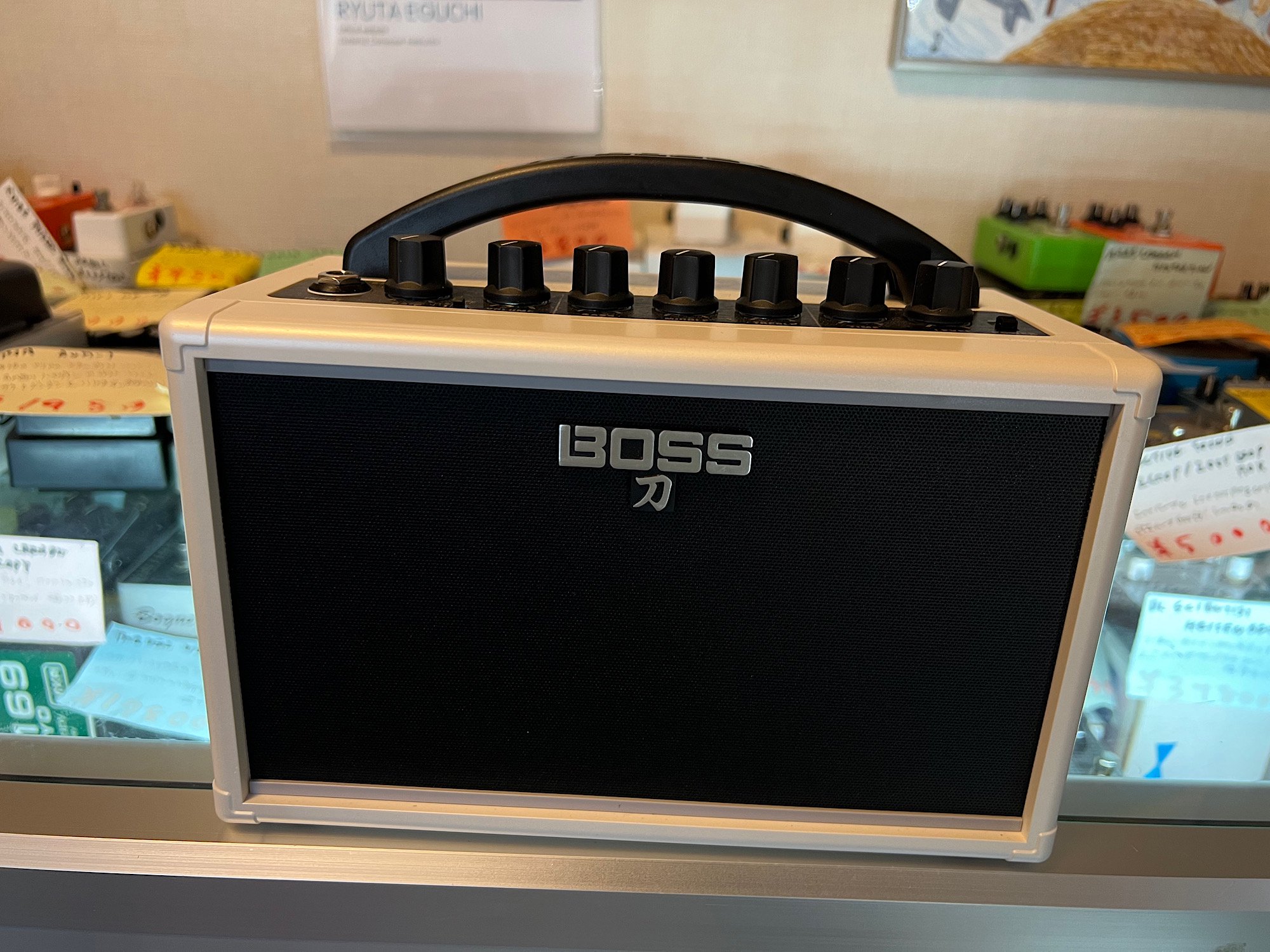 BOSS KATANA-MINI WHITE WAZAアンプのエッセンスを取り入れたスモールアンプ！石橋さん限定のホワイトカラー、別売の純正 アダプター付き！ - ギター買取 東京 - ギターのじゃべらぼう