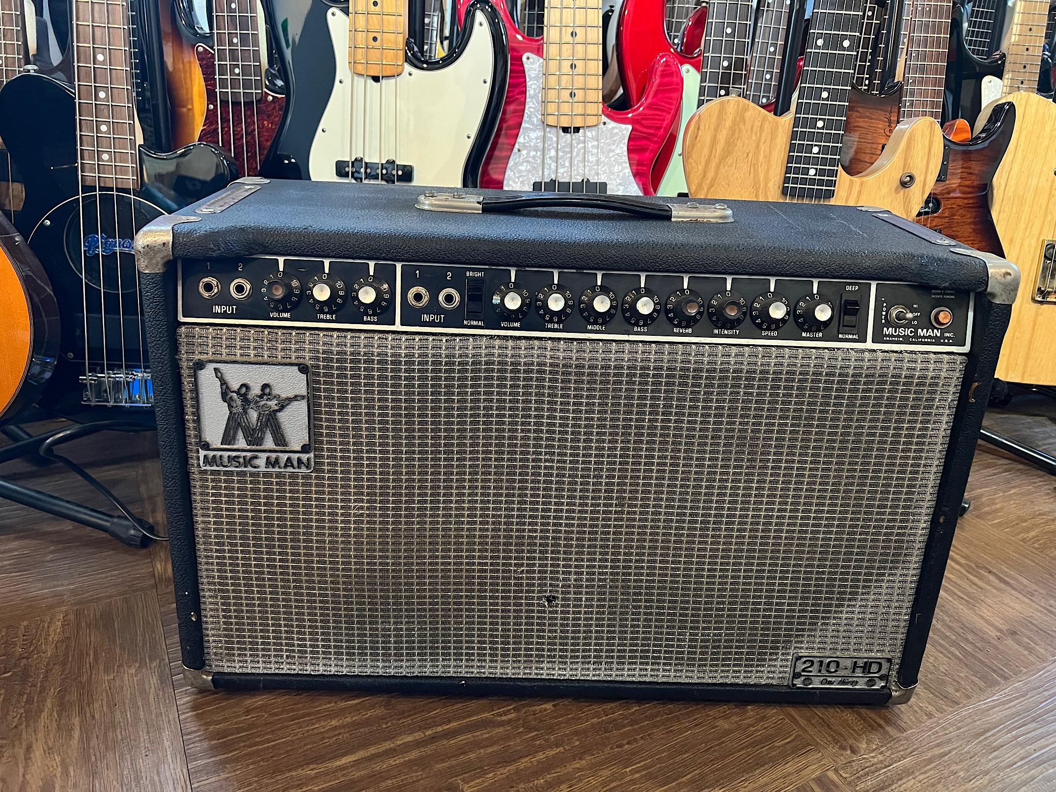 MUSICMAN 210HD 130W/10インチ２発の７０sミュージックマン！クラプトンはじめ多くのミュージシャンに使用された名品です！ -  ギター買取 東京 - ギターのじゃべらぼう