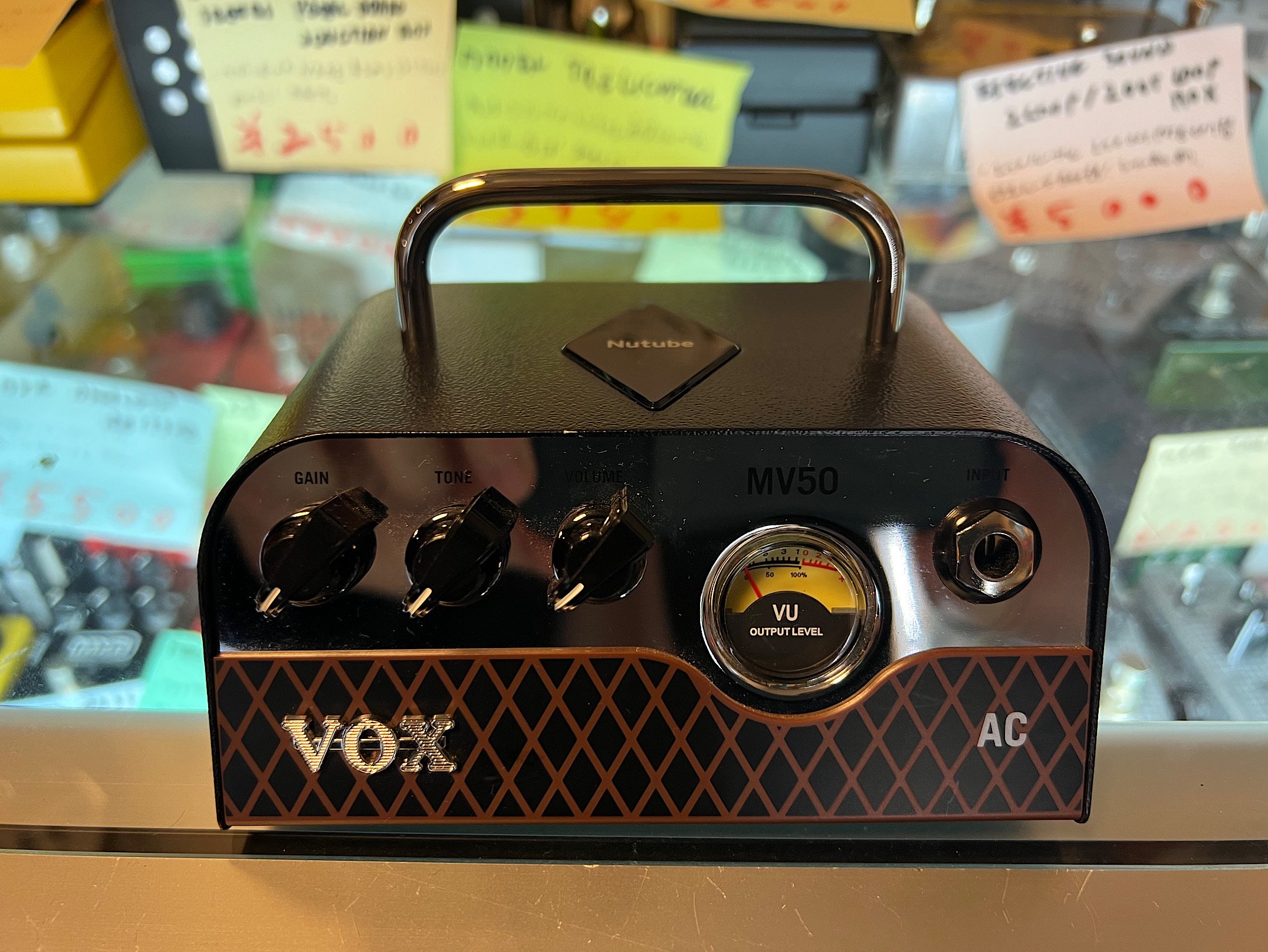 VOX MV50 AC NUTUBEを使用し超小型ながら50Wのハイパワーを誇るアンプ