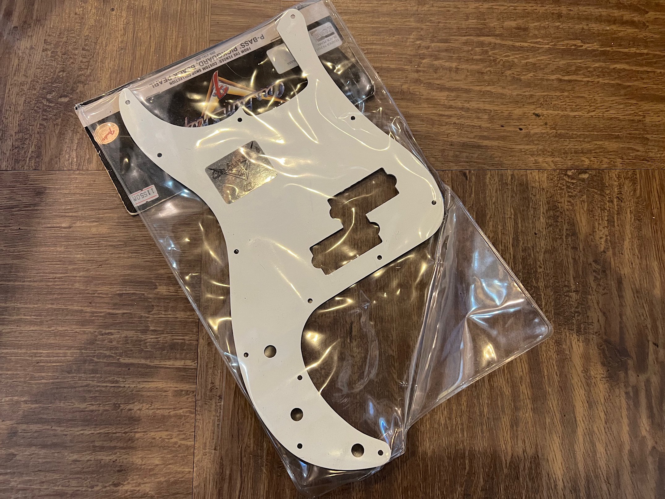 FENDER C/S PRECISION BASS BLACK PEARL PICKGUARD フェンダーカスタムショップの プレベ用ブラックパールピックガード。未使用品です！ - ギター買取 東京 - ギターのじゃべらぼう