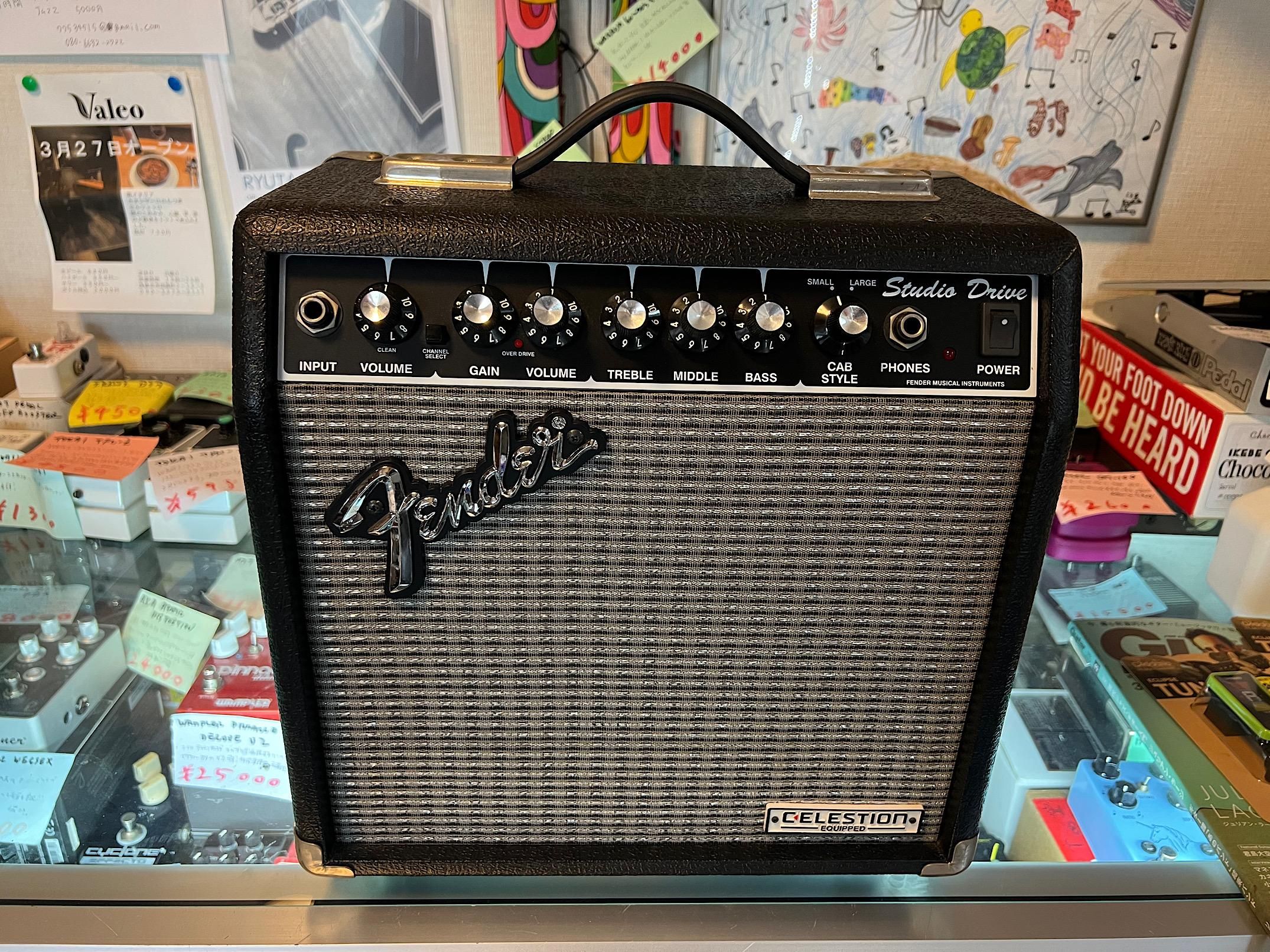 FENDER SD15CE 自宅使用に最適なフェンダーの小型ギターアンプです。クリーン／ドライブ切り替え、ヘッドフォンアウトも装備しています