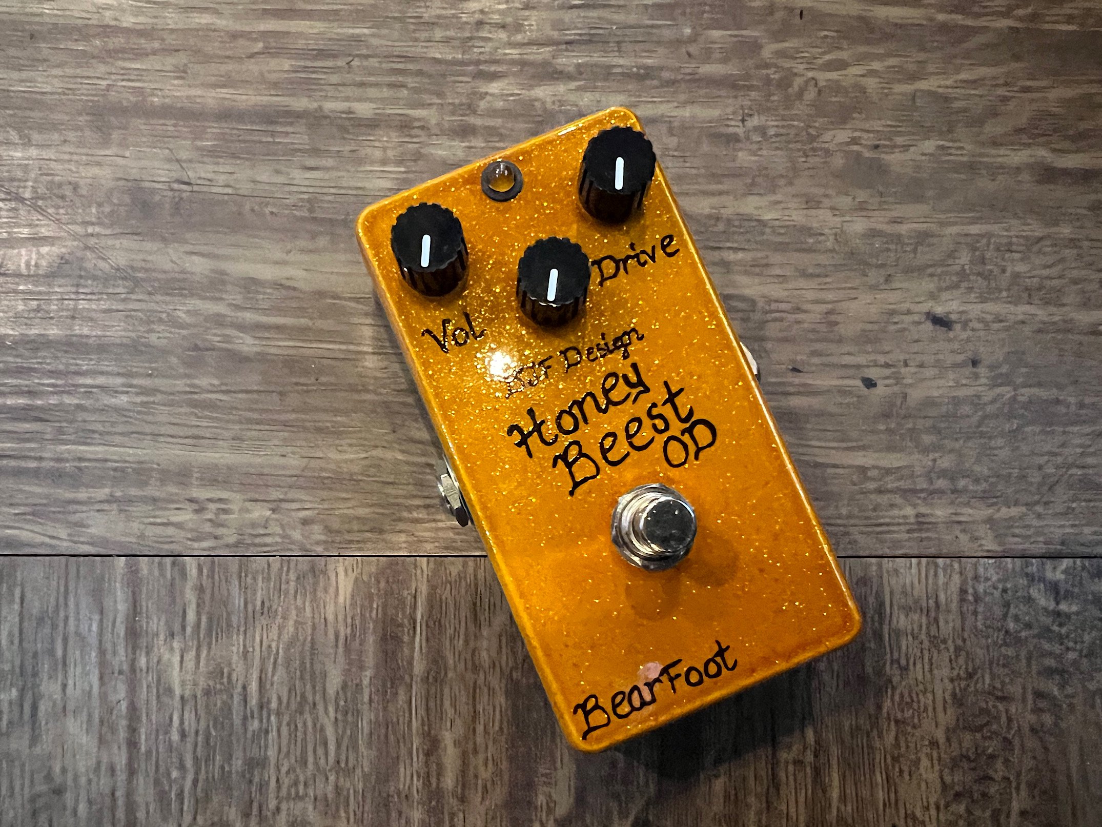 BEARFOOT HONEY BEEST OVERDRIVE BJF直系のBEARFOOT！ハイゲイン化されたカスタムHONEY BEE  オーバードライブです！ - ギター買取 東京 - ギターのじゃべらぼう