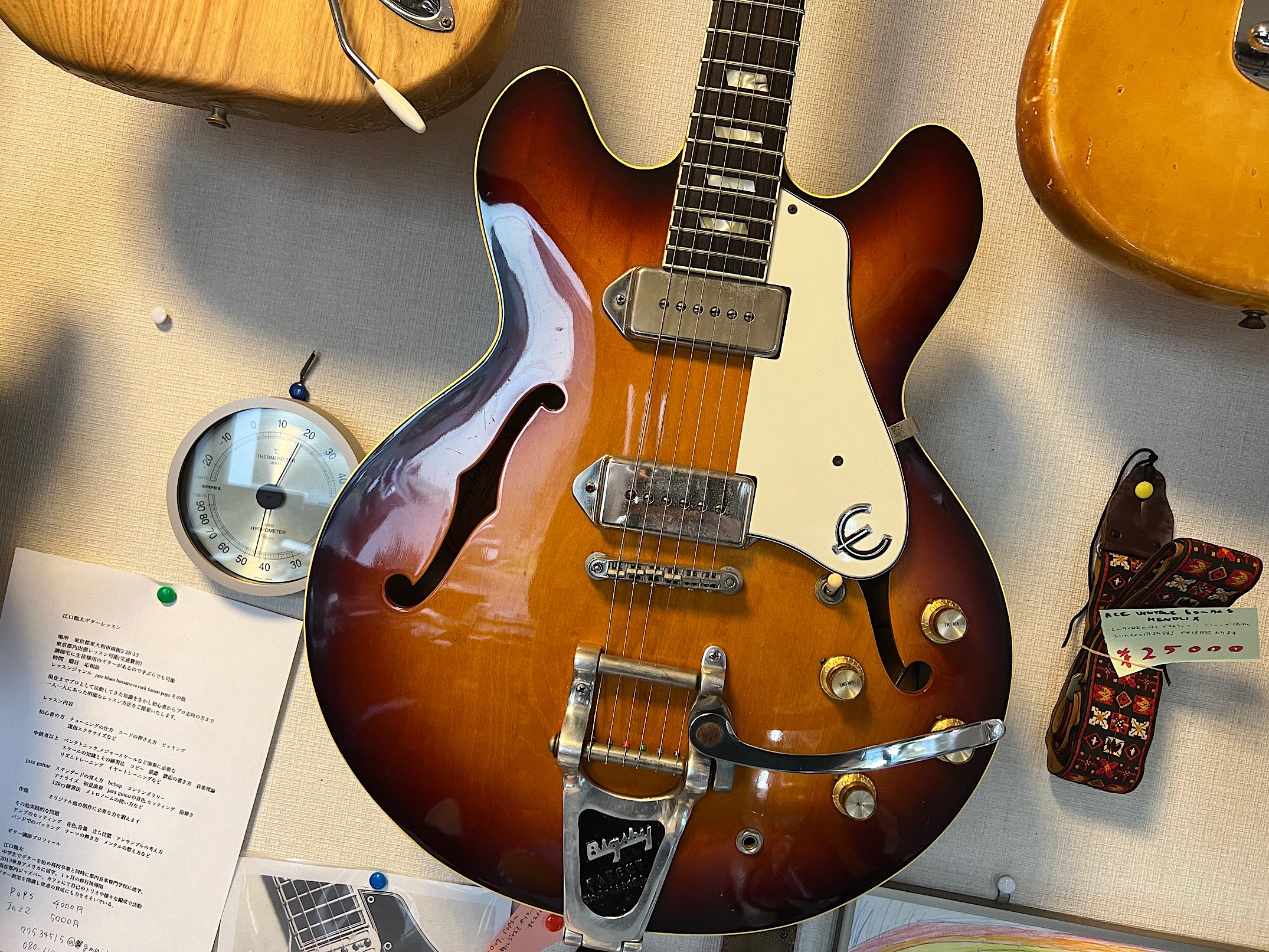 EPIPHONE J CASINO VINTAGE W/BIGSBY 91年製、これも珍しいファクトリービグスビー仕様の初期カジノヴィンテージ  ！背面白濁目立ちます。 - ギター買取 東京 - ギターのじゃべらぼう