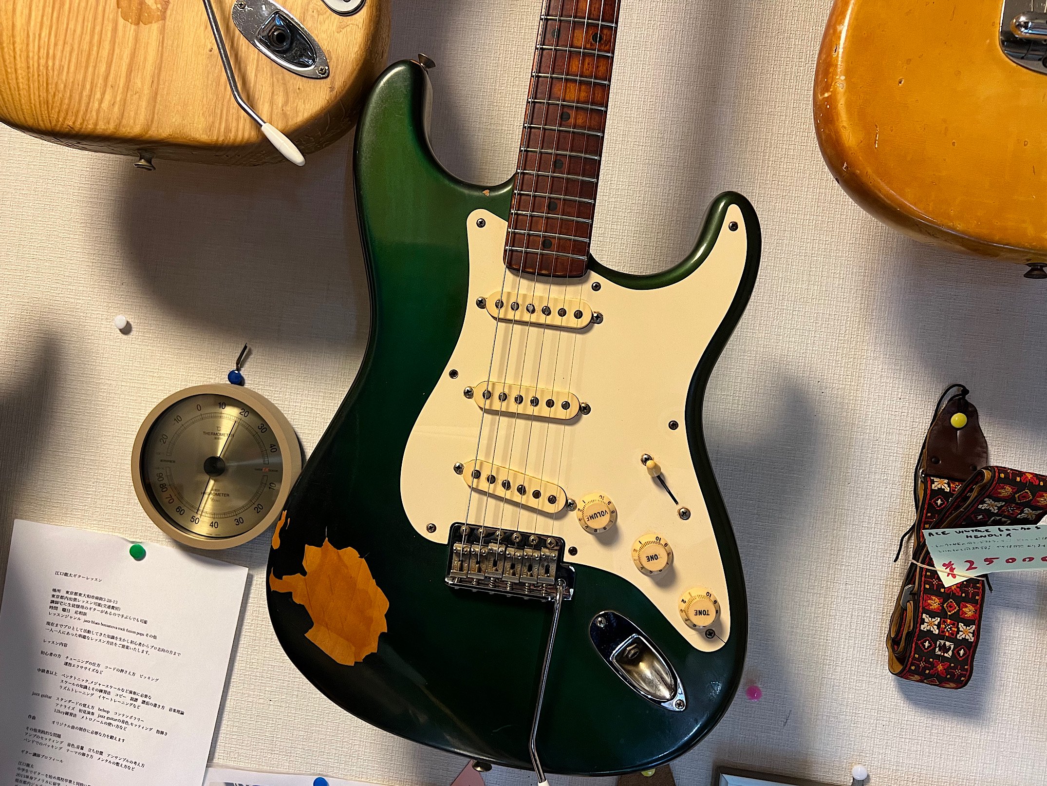 FENDER USA 57VINTAGE STRATOCASTER THIN LACQUER OTM 2001年製、ヴィンテージと見紛うほどエイジングが進んだオーシャンターコイズの57ST！  - ギター買取 東京 - ギターのじゃべらぼう