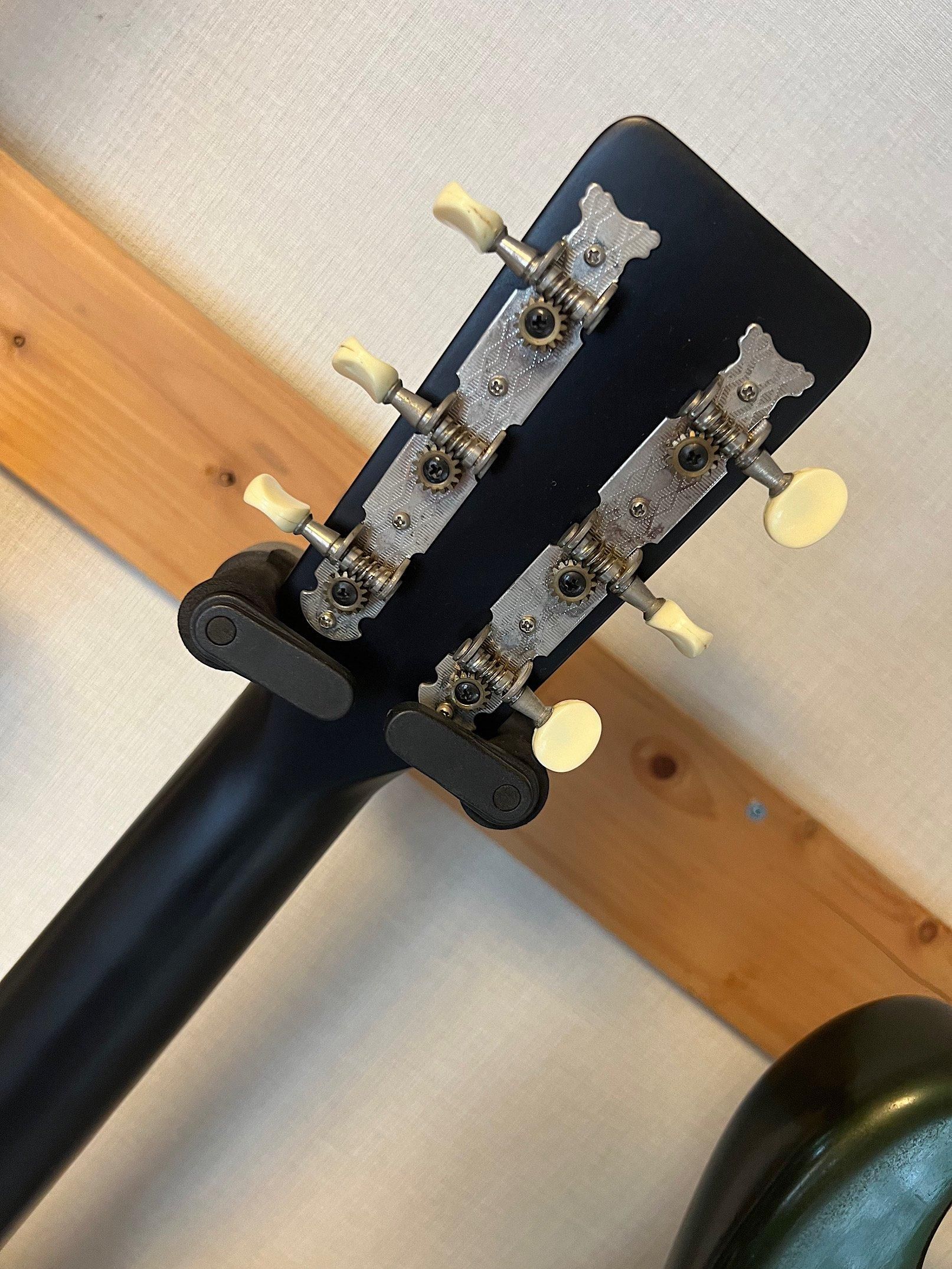 グレッチのレトロでユニークなパーラー・ギターに新色登場｜製品