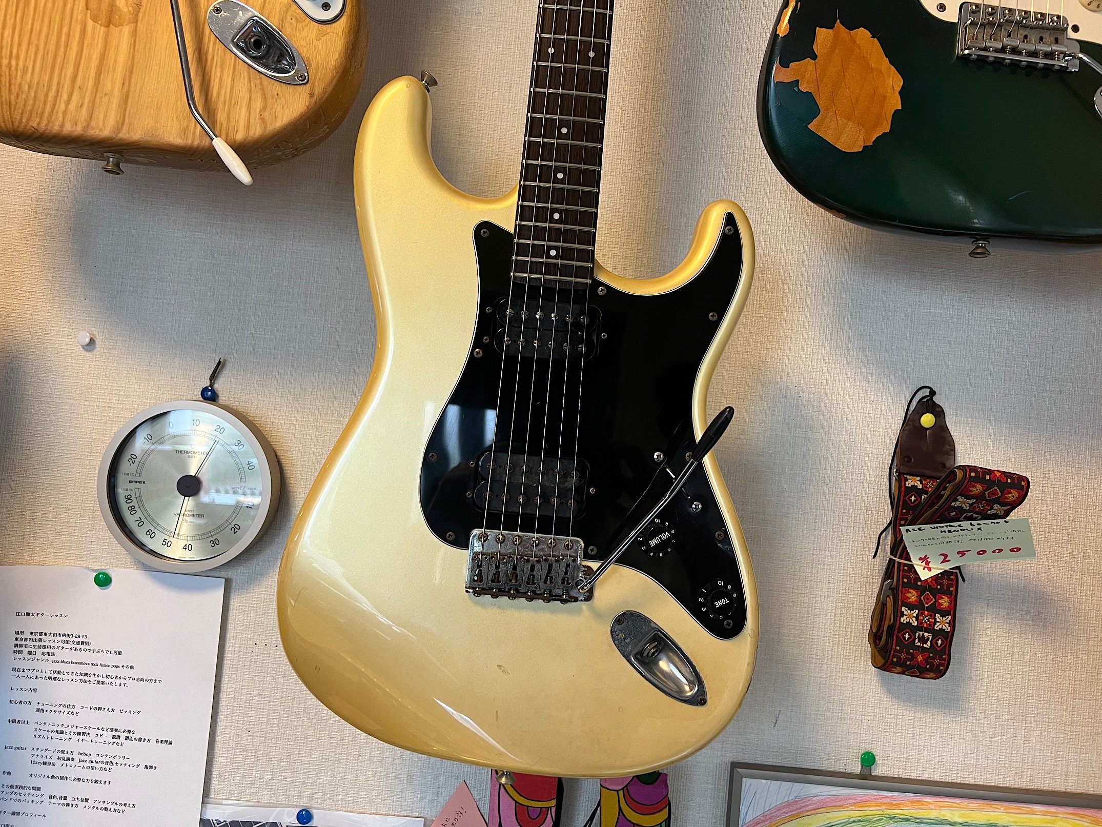 SQUIER ST-552 ８３年製、初期JVシリアルの2ハムSTです！ - ギター買取 東京 - ギターのじゃべらぼう