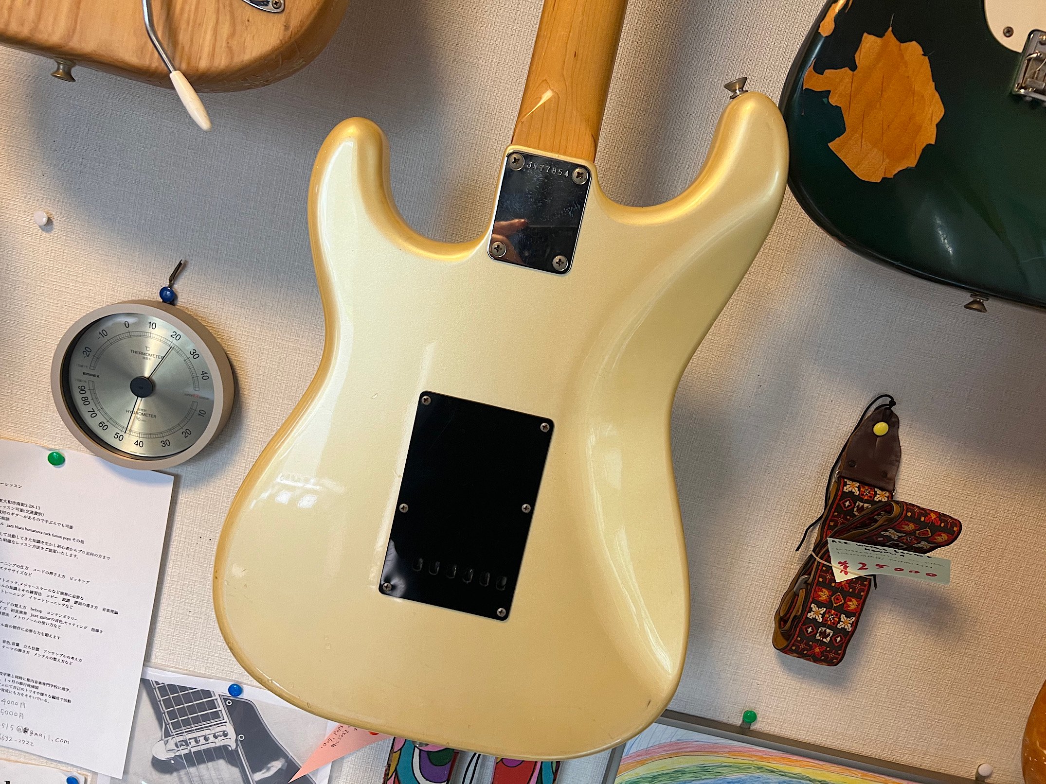 SQUIER ST-552 ８３年製、初期JVシリアルの2ハムSTです！ - ギター買取 東京 - ギターのじゃべらぼう