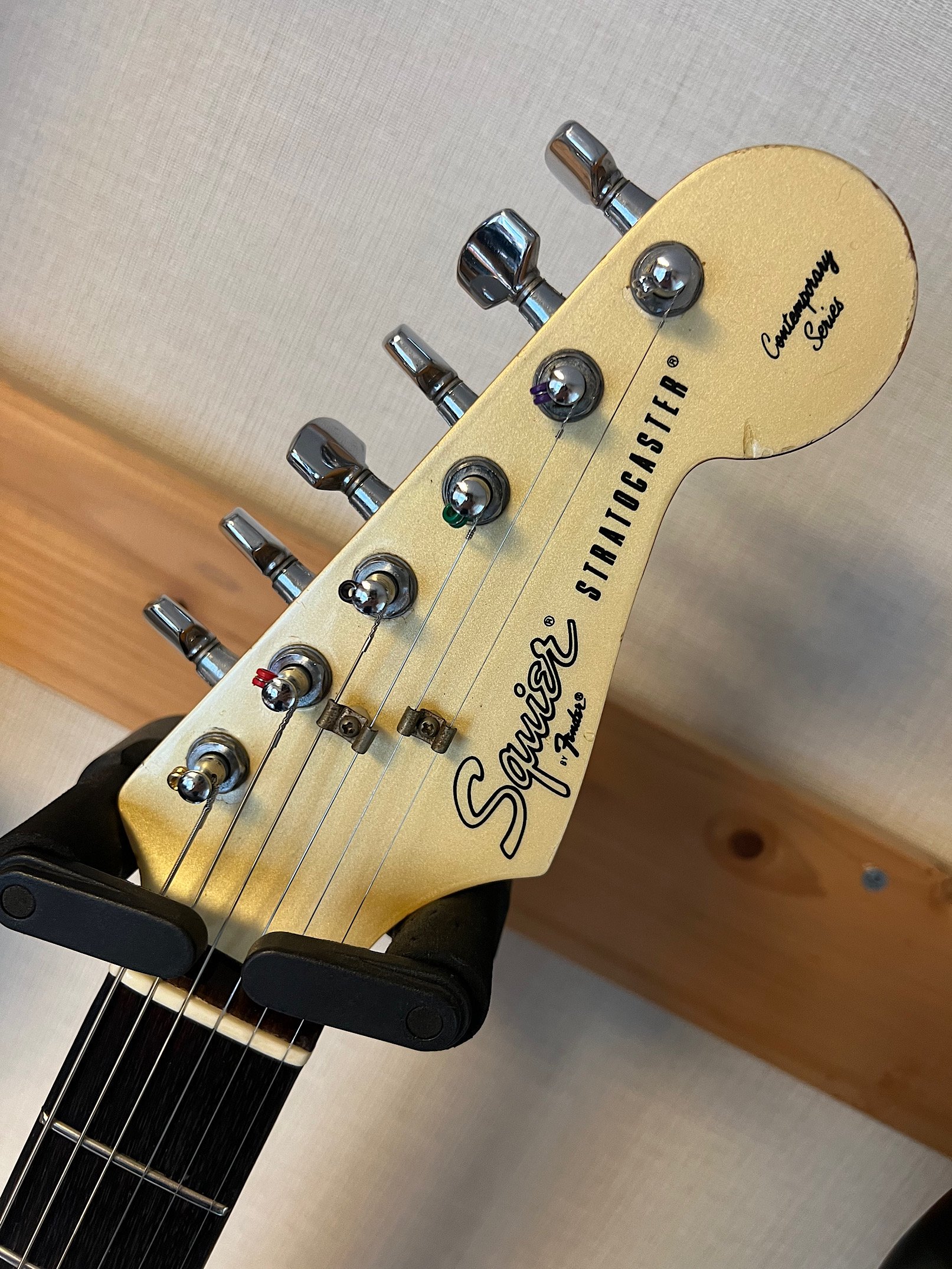 SQUIER ST-552 ８３年製、初期JVシリアルの2ハムSTです！ - ギター買取 東京 - ギターのじゃべらぼう