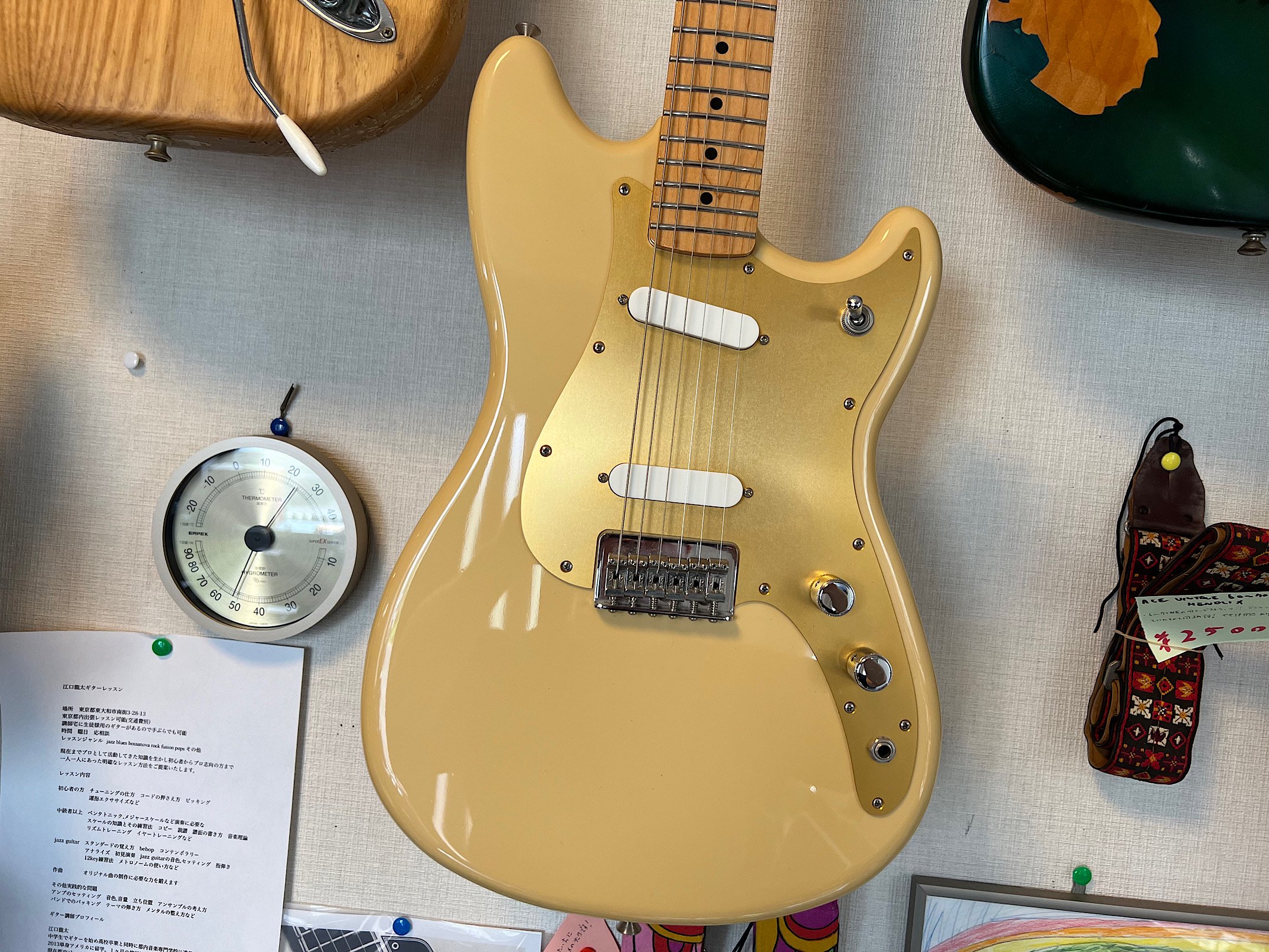 FENDER MEX PLAYER DUO SONIC アノダイズドガードにデザートサンドカラーでよみがえったメキシコ製のデュオソニック！良好です。  - ギター買取 東京 - ギターのじゃべらぼう