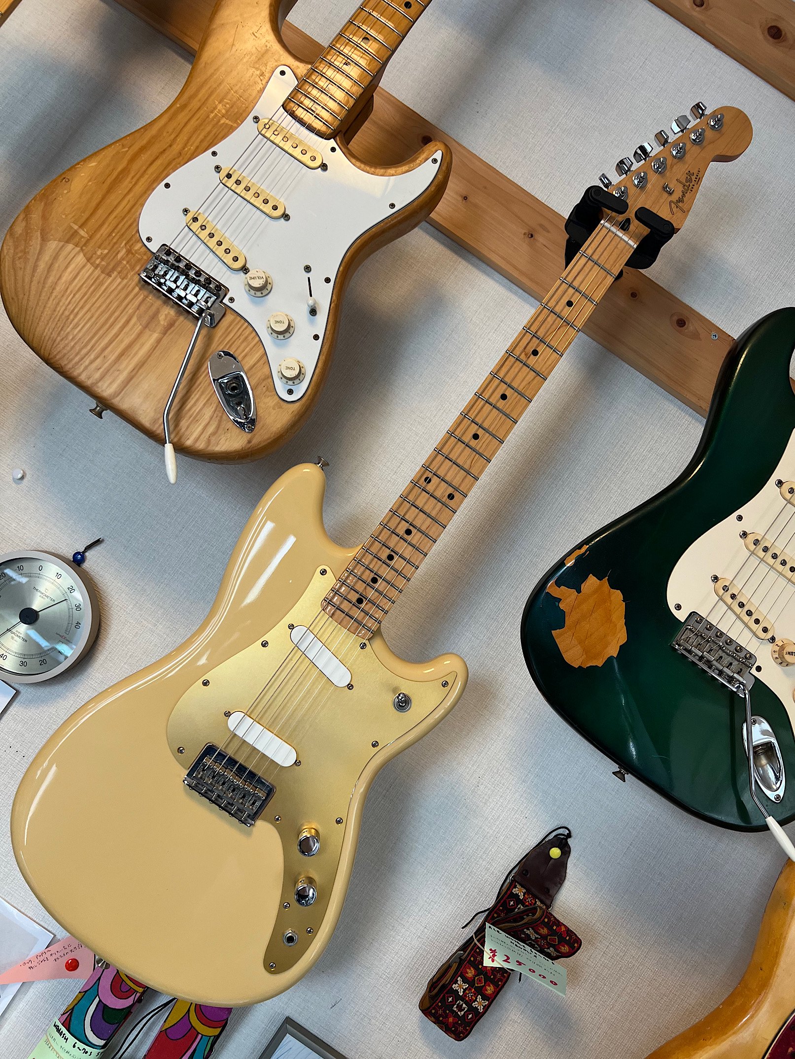 FENDER MEX PLAYER DUO SONIC アノダイズドガードにデザートサンドカラーでよみがえったメキシコ製のデュオソニック！良好です。  - ギター買取 東京 - ギターのじゃべらぼう