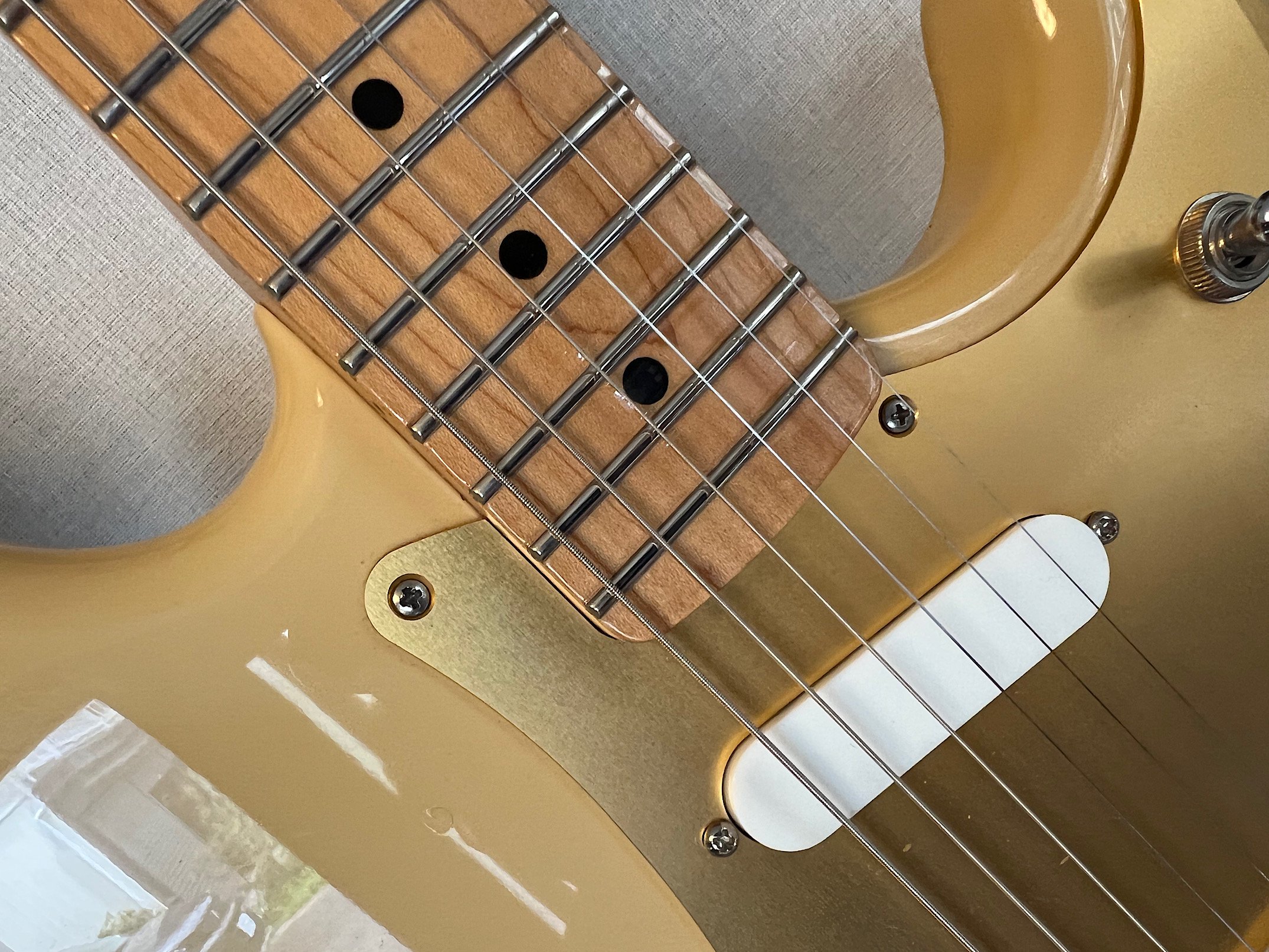 FENDER MEX PLAYER DUO SONIC アノダイズドガードにデザートサンドカラーでよみがえったメキシコ製のデュオソニック！良好です。  - ギター買取 東京 - ギターのじゃべらぼう