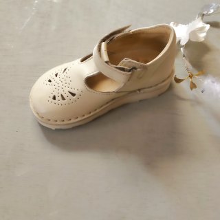 <img class='new_mark_img1' src='https://img.shop-pro.jp/img/new/icons14.gif' style='border:none;display:inline;margin:0px;padding:0px;width:auto;' />POPPY　velcro shoe from LONDON  (vanilla)