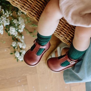 <img class='new_mark_img1' src='https://img.shop-pro.jp/img/new/icons14.gif' style='border:none;display:inline;margin:0px;padding:0px;width:auto;' />Scallop T bar shoe(ベルクロ仕様) cognacbrown/berry