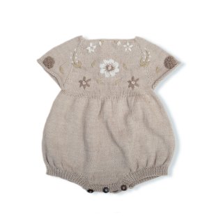 <img class='new_mark_img1' src='https://img.shop-pro.jp/img/new/icons14.gif' style='border:none;display:inline;margin:0px;padding:0px;width:auto;' />Shirley Bredal cotton flower romper  ( nudebeige)