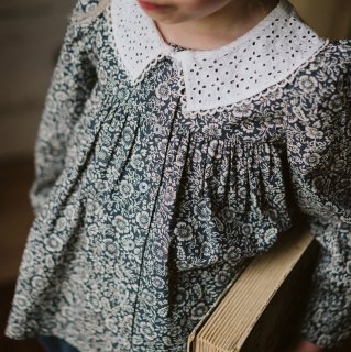 <img class='new_mark_img1' src='https://img.shop-pro.jp/img/new/icons14.gif' style='border:none;display:inline;margin:0px;padding:0px;width:auto;' />Little cottons Hazel Blouse  (Winter Floral)