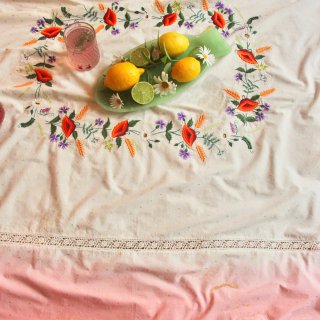 <img class='new_mark_img1' src='https://img.shop-pro.jp/img/new/icons14.gif' style='border:none;display:inline;margin:0px;padding:0px;width:auto;' />Bonjour diary　dipdye tablecloth with embroidary  (ecru gold dot)
