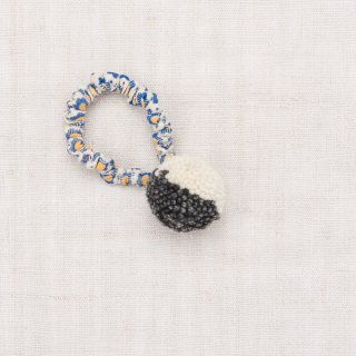 <img class='new_mark_img1' src='https://img.shop-pro.jp/img/new/icons14.gif' style='border:none;display:inline;margin:0px;padding:0px;width:auto;' />MISHA & PUFFpom pom Hair Tie (ricorice)