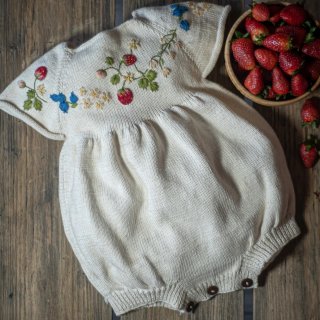 <img class='new_mark_img1' src='https://img.shop-pro.jp/img/new/icons14.gif' style='border:none;display:inline;margin:0px;padding:0px;width:auto;' />Shirley Bredal cottonknit Strawberry  romper (marshmellow)