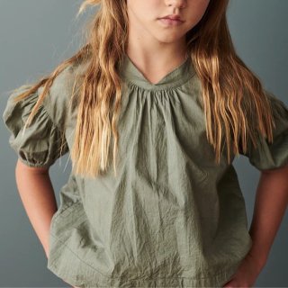 <img class='new_mark_img1' src='https://img.shop-pro.jp/img/new/icons14.gif' style='border:none;display:inline;margin:0px;padding:0px;width:auto;' />CARAMEL Chicory Blouse ( SAGE)
