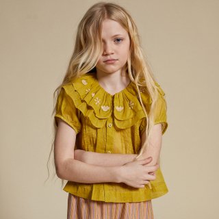 <img class='new_mark_img1' src='https://img.shop-pro.jp/img/new/icons14.gif' style='border:none;display:inline;margin:0px;padding:0px;width:auto;' />APOLINA SELINA BLOUSE (goldenrod organdie)2~9y