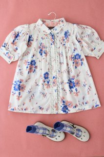 <img class='new_mark_img1' src='https://img.shop-pro.jp/img/new/icons14.gif' style='border:none;display:inline;margin:0px;padding:0px;width:auto;' />Bonjour diary Madeline Blouse  (pink whte blue bouquet  ) ※4y~8y