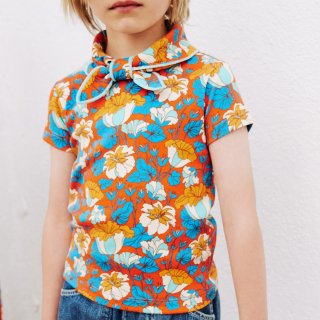 <img class='new_mark_img1' src='https://img.shop-pro.jp/img/new/icons14.gif' style='border:none;display:inline;margin:0px;padding:0px;width:auto;' />MISHA & PUFF Scout tee (mandarin red trunpet flower)