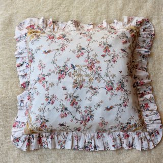 <img class='new_mark_img1' src='https://img.shop-pro.jp/img/new/icons14.gif' style='border:none;display:inline;margin:0px;padding:0px;width:auto;' />Bonjour diary PILLOW  CASE  WITH  GOLD EMB  birds  flower  print  pique fablic 55x55