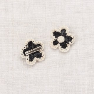 <img class='new_mark_img1' src='https://img.shop-pro.jp/img/new/icons14.gif' style='border:none;display:inline;margin:0px;padding:0px;width:auto;' />MISHA & PUFF 	Medium Flower Clip Set_Licorice