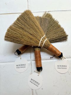 <img class='new_mark_img1' src='https://img.shop-pro.jp/img/new/icons14.gif' style='border:none;display:inline;margin:0px;padding:0px;width:auto;' /> mikanu  Table Broom
