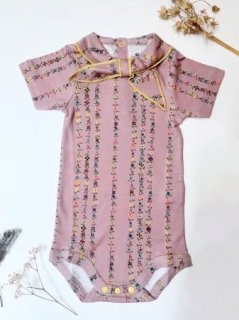 <img class='new_mark_img1' src='https://img.shop-pro.jp/img/new/icons14.gif' style='border:none;display:inline;margin:0px;padding:0px;width:auto;' />MISHA & PUFF  Short  Sleeve  Scout   Onesie   _Plum Petal  Little Botanica