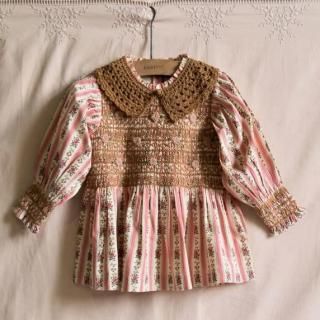 <img class='new_mark_img1' src='https://img.shop-pro.jp/img/new/icons14.gif' style='border:none;display:inline;margin:0px;padding:0px;width:auto;' />Bonjour diary   handsmock blouse with crochet collar pink stripe print